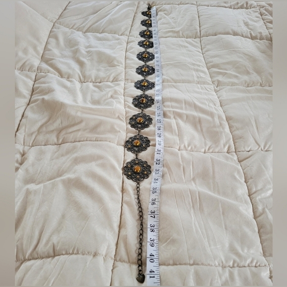 VTG Bronze Tone & Amber Lucite Flower Hippie Chain Belt w/ Rhinestone Ac… - Picture 11 of 13